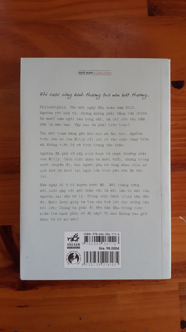 Thành thật mà nói, một cuộc sống hạnh phúc là một điều vô cùng lớn lao mình đang hướng đến trong đời. "Một ý niệm khác về hạnh phúc" đã thu hút mình không chỉ bởi tiêu đề mà còn vì những dòng giới thiệu đầy lôi cuốn. 
Tuy nhiên, trải nghiệm về cuốn sách lại không như mình mong đợi, nếu không muốn nói là có phần thất vọng. Nhìn chung, tác giả xây dựng cốt truyện rất hợp lí, buộc người đọc phải kiên nhẫn đến trang cuối cùng để tìm ra lời giải đáp về các nhân vật trong câu chuyện. Tuy nhiên, cách viết của tác giả viết rất lan man, dài dòng. Đọc hơn nửa cuốn sách nhưng mình vẫn không hiểu những mục đích của cuộc gặp gỡ của Agatha là gì. Chỉ có một vài tình huống cao trào ở phần cuối truyện những nhiêu đó chưa đủ để thoả mãn nhu cầu của mình. Hơn nữa, "cái ý niệm về hạnh phúc" được tác giả đặt tên cho tiêu đề nhưng chỉ nói đến một cách ngắn ngủi ở trang cuối truyện. 
Cá nhân mình thì cuốn sách chỉ nhận được 3/5* (mình đánh giá 5* là vì dịch vụ của Tiki).