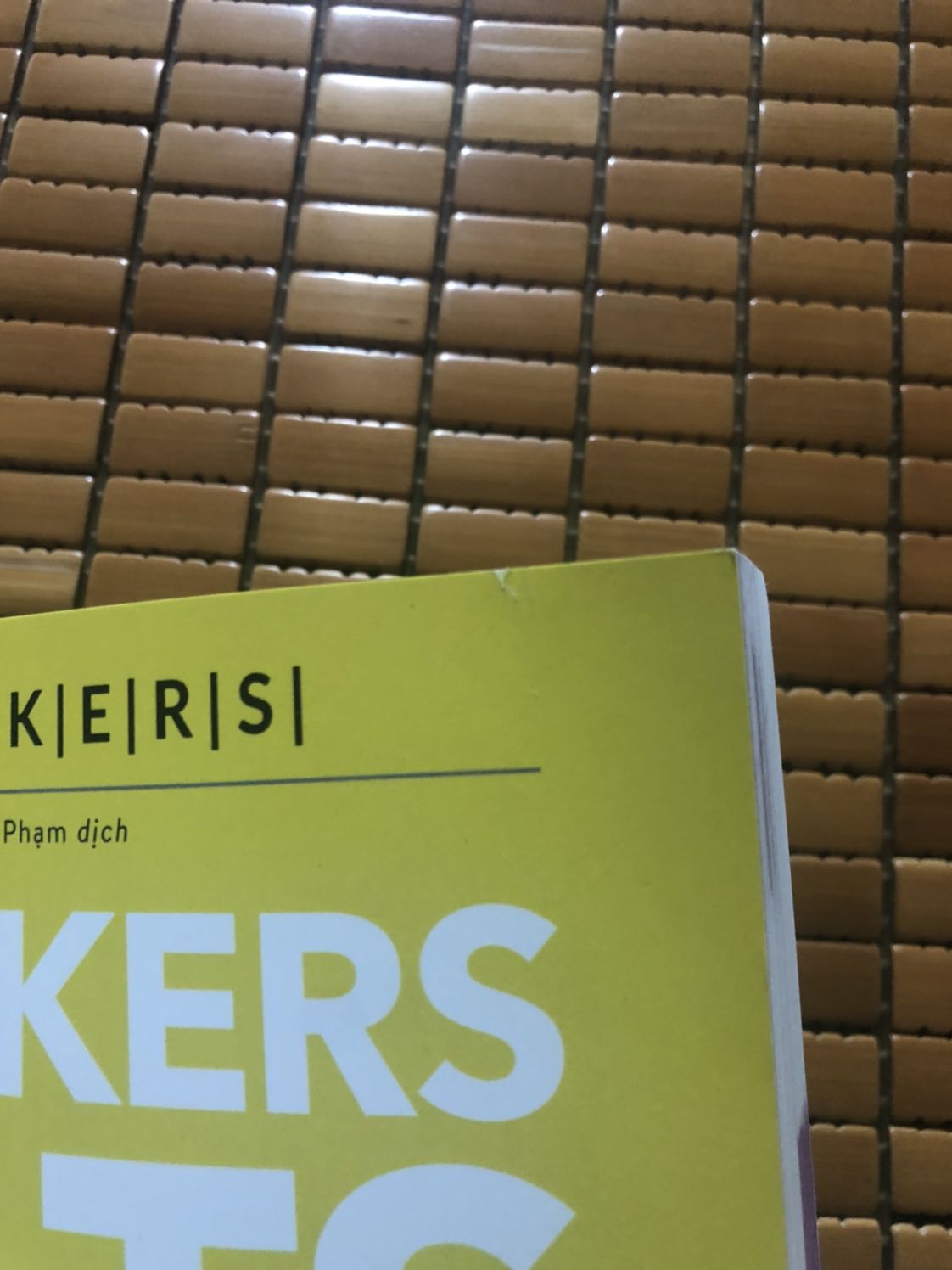 Mọi lần tiki giao hàng đều khá ok đôi khi bị cong mép chút nhưng vẫn chấp nhận được còn lần này sách đã ko có bọc, bị cong mép, dơ, rách như này mà vẫn giao được là sao? Đây chỉ là vài lỗi ko chấp nhận được.