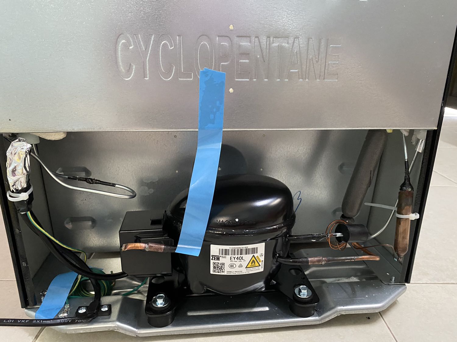 Tủ lạnh đẹp 
Mát 
Ngăn đá không lạnh cho lắm, nên đông đá hỏi kém, nhưng đóng tuyết, chỉ làm mát đc thui 
Đủ để thức ăn cho 1 người