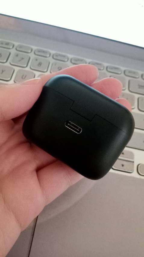 Giao hàng nhanh, shop phục vụ siêu có tâm. Tai nghe dùng tốt, nghe nhạc thích lắm luôn ạ, mề mế mê. Mình cảm giác như tai nghe bên trái nhạy hơn bên phải một xíu. Tuy nhiên tai nghe hơi to so với tai mình (tại tai mk bé xíu ý) nên cảm giác như tai nghe sắp rơi. Mình muốn pass lại để mua tai nghe phù hợp hơn. Giá hạt dẻ ạ. Ai có nhu cầu mua lại liên hệ mk qua Zalo *** nhé ạ!