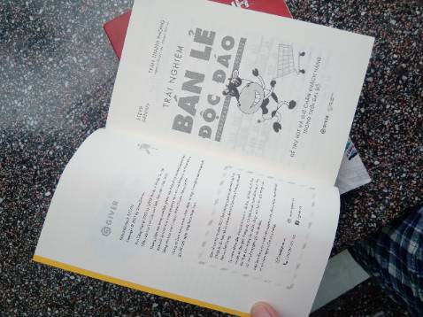 Sách được giao khá là nhanh dù mình ở tỉnh. Sách được bọc màng để sách khỏi bị nhàu nát. Mình cực kỳ hài lòng với chất lượng sách về nội dung lẫn hình thức
Đây là thứ sẽ giúp ích cho mình thời gian sắp tới do sẽ mở cho bản thân một cửa hàng nhỏ tại địa phương để kinh doanh. Nhưng mình không biết cách để thu hút khách hàng như nào cho hiệu quả.