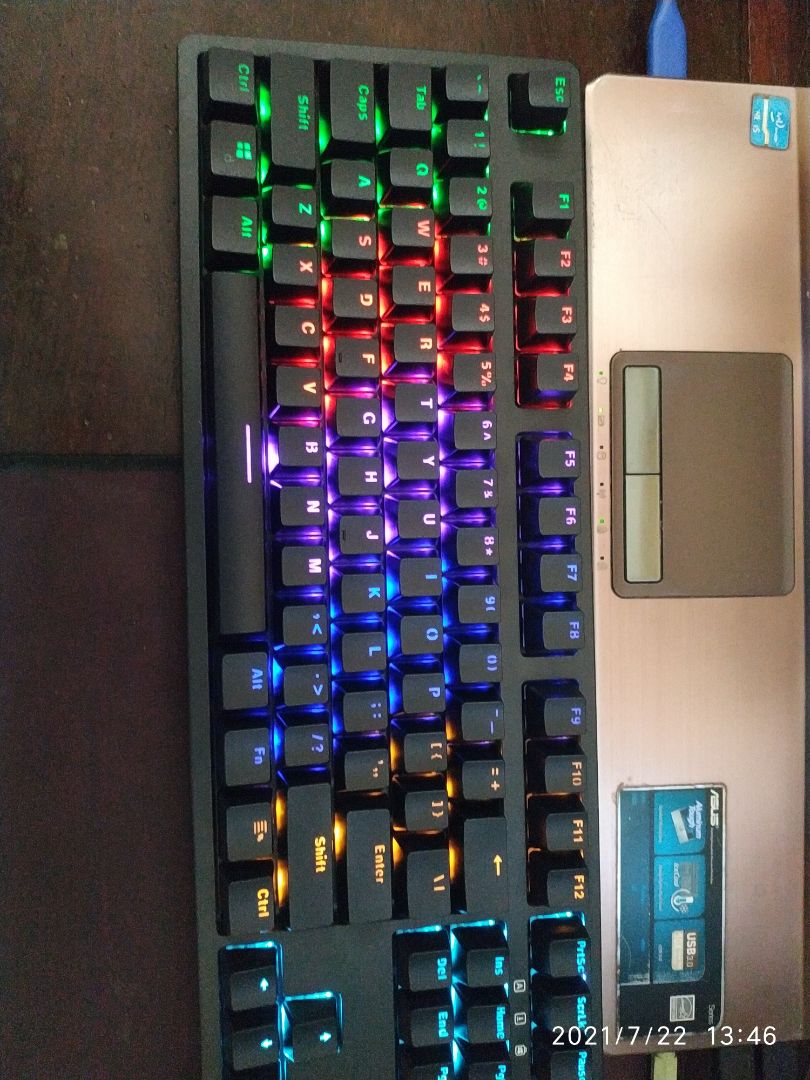 Bàn phím cầm chắc chắn chứ ko ọp ẹp. Dàn đèn Led nhảy nhót khá vui nhộn, phím nảy và khá nhậy. Mình thích nhất là có cái miếng nhựa để đậy bàn phím lại sau khi làm việc, cảm giác nó có trách nhiệm bao nhiêu. Giá cả phù hợp với các bạn sinh viên, kinh phí có hạn.