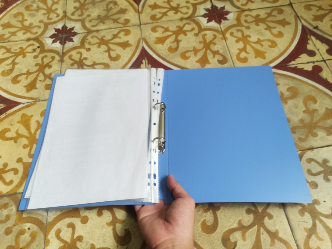 Bìa dạng này khoá hơi cứng nhưng dùng được. Khoá nhẫn hơi nhỏ so với nhu cầu để hồ sơ của mình