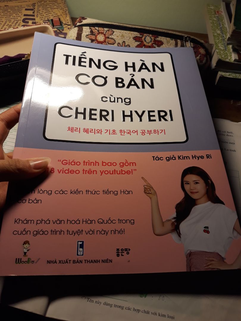 Sách vô cùng hay và bổ ích ạ !! Giáo trình bài học rất chi tiết và sáng tạo !! Học xong 4 bài đầu kết hợp với xem cách học trên kênh " Nhật ký của Hyeri " đảm bảo mọi người sẽ biết nói tiếng Hàn luôn ạ !! :))
Ai muốn học tiếng hàn hoặc muốn bổ sung thêm kiến thức thì nên có một cuốn bên mình nhé !! Trong bài học  còn có thêm tên của các " Idol" làm tăng hứng thú học lên rất nhiều !!
Chị Hyeri quả là một người tài giỏi ạ ??
Em đã theo dõi chị từ lúc kênh Youtube của chị có rất ít người theo dõi ! Chị rất dễ thương và đáng yêu !!?? Em muốn dành lời cảm ơn tới chị vì đã yêu đất nước Việt Nam ???? đã dành rất nhiều tình cảm cho nơi đây !! 
Em mong sẽ đc gặp chị sớm nhất có thể ạ ???
Sarangheyo❤❤❤ Sách vô cùng hay và bổ ích ạ !! Giáo trình bài học rất chi tiết và sáng tạo !! Học xong 4 bài đầu kết hợp với xem cách học trên kênh " Nhật ký của Hyeri " đảm bảo mọi người sẽ biết nói tiếng Hàn luôn ạ !! :))
Ai muốn học tiếng hàn hoặc muốn bổ sung thêm kiến thức thì nên có một cuốn bên mình nhé !! Trong bài học  còn có thêm tên của các " Idol" làm tăng hứng thú học lên rất nhiều !!
Chị Hyeri quả là một người tài giỏi ạ ??
Em đã theo dõi chị từ lúc kênh Youtube của chị có rất ít người theo dõi ! Chị rất dễ thương và đáng yêu !!?? Em muốn dành lời cảm ơn tới chị vì đã yêu đất nước Việt Nam ???? đã dành rất nhiều tình cảm cho nơi đây !! 
Em mong sẽ đc gặp chị sớm nhất có thể ạ ???
Sarangheyo❤❤❤