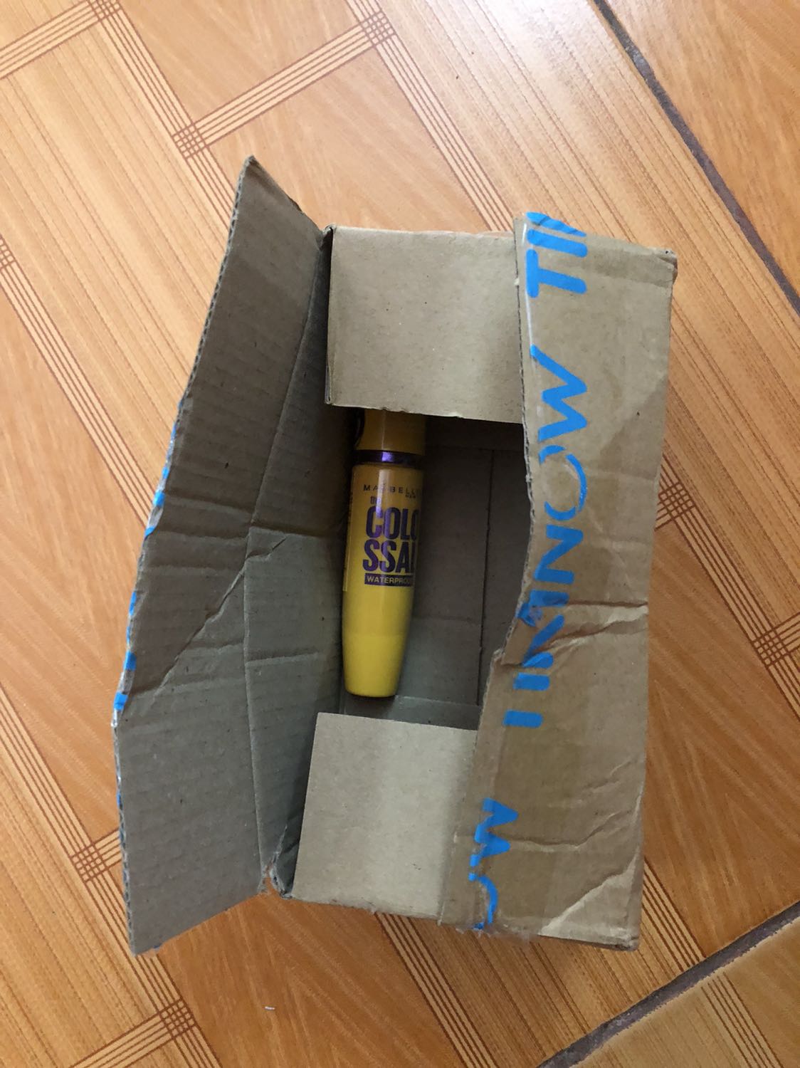 Đóg hộp sơ sài k có chốg sốc,hàg y hình,chuốt lên dày và dài hơn thật,tưởng gần giốg nối mi,chuốt nhiều sẽ bị vón cục.chuốt lên nhah khô ko bị bết dính,bám lâu,dùg bôg tẩy trag mới sạch hết nhé.nói chug sài ok