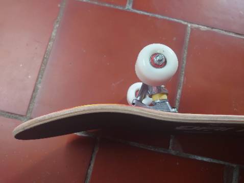 Vâng, trong tiêu đề ghi là ván trượt cao cấp nhưng đọc kỹ 1 mục nhỏ trong phần mô tả mới phát hiện là ván trượt trẻ em. Vâng, rất lắt léo! Và chất lượng này cx chỉ phù hợp cho trẻ em thôi. Mua về mình 25t chơi chút xíu méo lên méo xuống. Tại tính mình nhanh chơi nhanh chán nên mua thôi mà ko đọc kỹ tiêu đề. Coi như mình xui. Bảo hộ mua về ng lớn ko xài đc, nát hết. Ván trượt thì bị công vênh sau 30p chơi. 1 sao cho tội viết lắt léo nhe