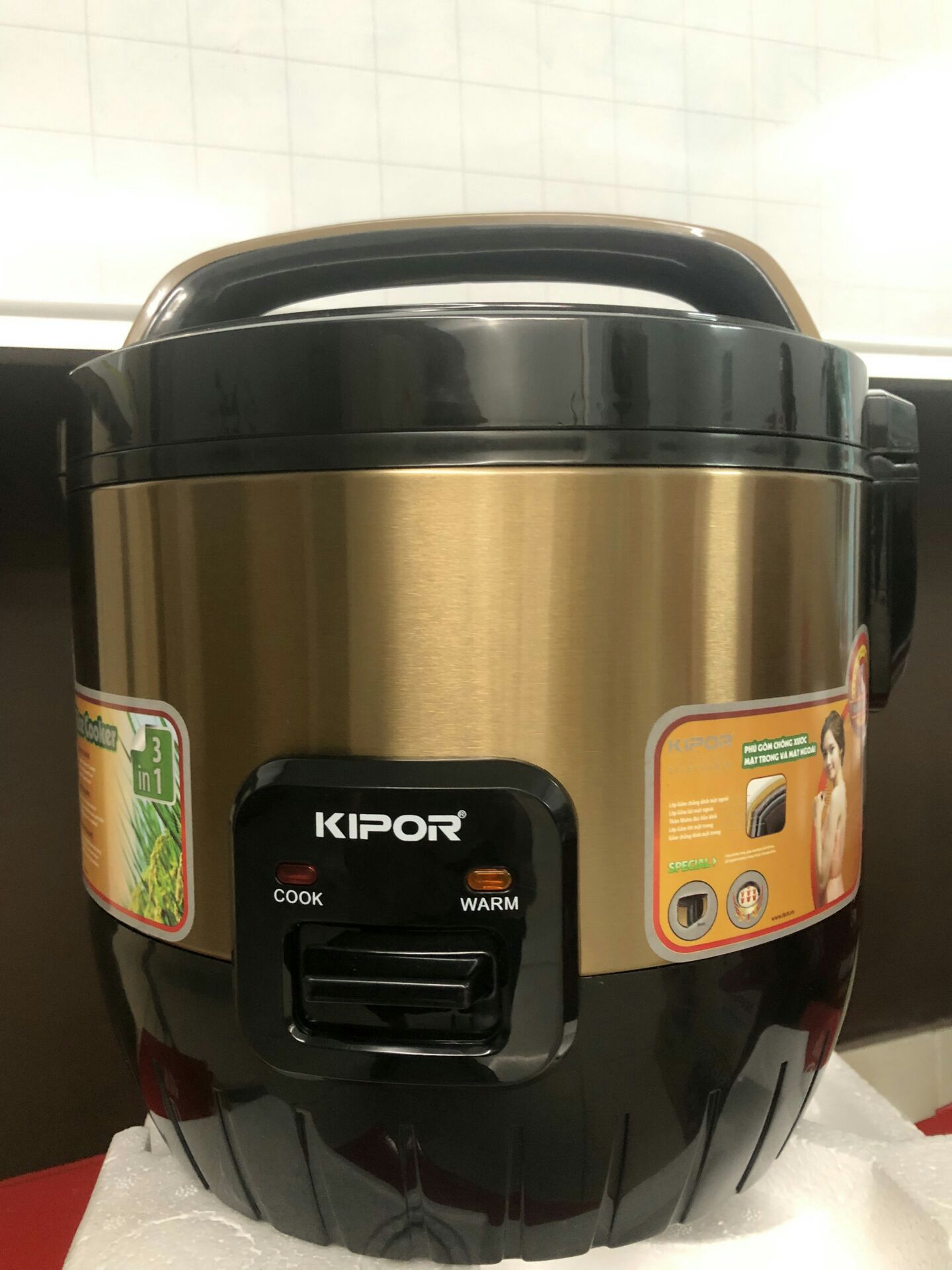 Nồi nhỏ gọn lại cực kì tiện lợi, nấu cơm ngon, nhanh chín, đặc biệt là lòng nồi phủ lớp chống dính siêu bền nên rất an tâm sử dụng, xứng đáng 5 sao nha