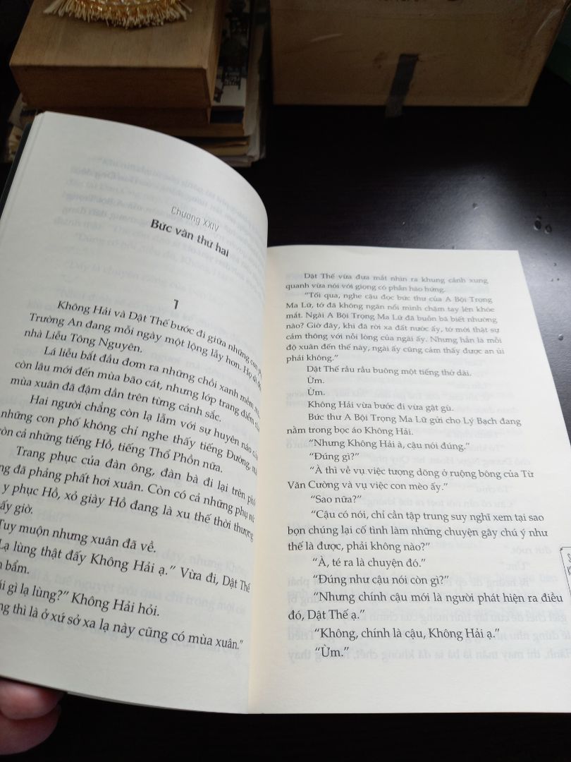 Cuốn tiểu thuyết ly kỳ, càng đọc càng bị lôi cuốn luôn đó! Những tình tiết luôn gây cho người đọc sự tò mò, phải nói tác giả cực kỳ xuất sắc, thêm dịch giả cũng hết sức khéo léo, tỉ mẩn! Mùa dịch mà Tiki làm việc cũng tốc độ cho 5 sao! Một tập truyện nên đọc nha mọi người!