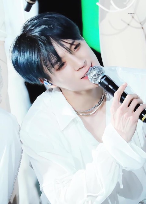 mình đặt hộ bạn chư mình cũng chưa mở nên hong biết bên trong như nào. giao hàng hơi lâu