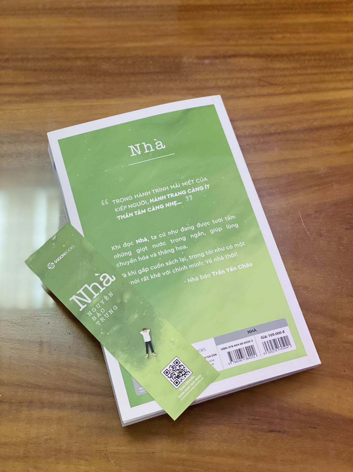 - Do mình đặt sách vào những ngày Sài gòn dịch căng thẳng nên Fahasa giao hàng bị trễ mất 3 ngày so với dự kiến. Tuy nhiên nhận thùng hàng đóng gói cẩn thận, sách được bọc chống sốc và màng mo phẳng phiu, không bị hư hại gì đáng kể nên mình rất vui và cực kì hài lòng. 
- Về mặt hình thức sách có bìa gập, khổ nhỏ, cầm vừa vặn; trình bày tốt, in màu toàn bộ và minh họa bằng ảnh phong cảnh (được chính tác giả chụp) khá đẹp. 
- Trong lúc bệnh dịch ngày càng trở nên phức tạp như thế này thì đọc Nhà thật sự là một liều thuốc cho trái tim. Hi vọng mọi người đọc xong Nhà sẽ mỉm cười với cuộc sống và nạp thêm nhiều năng lượng tích cực nhé.