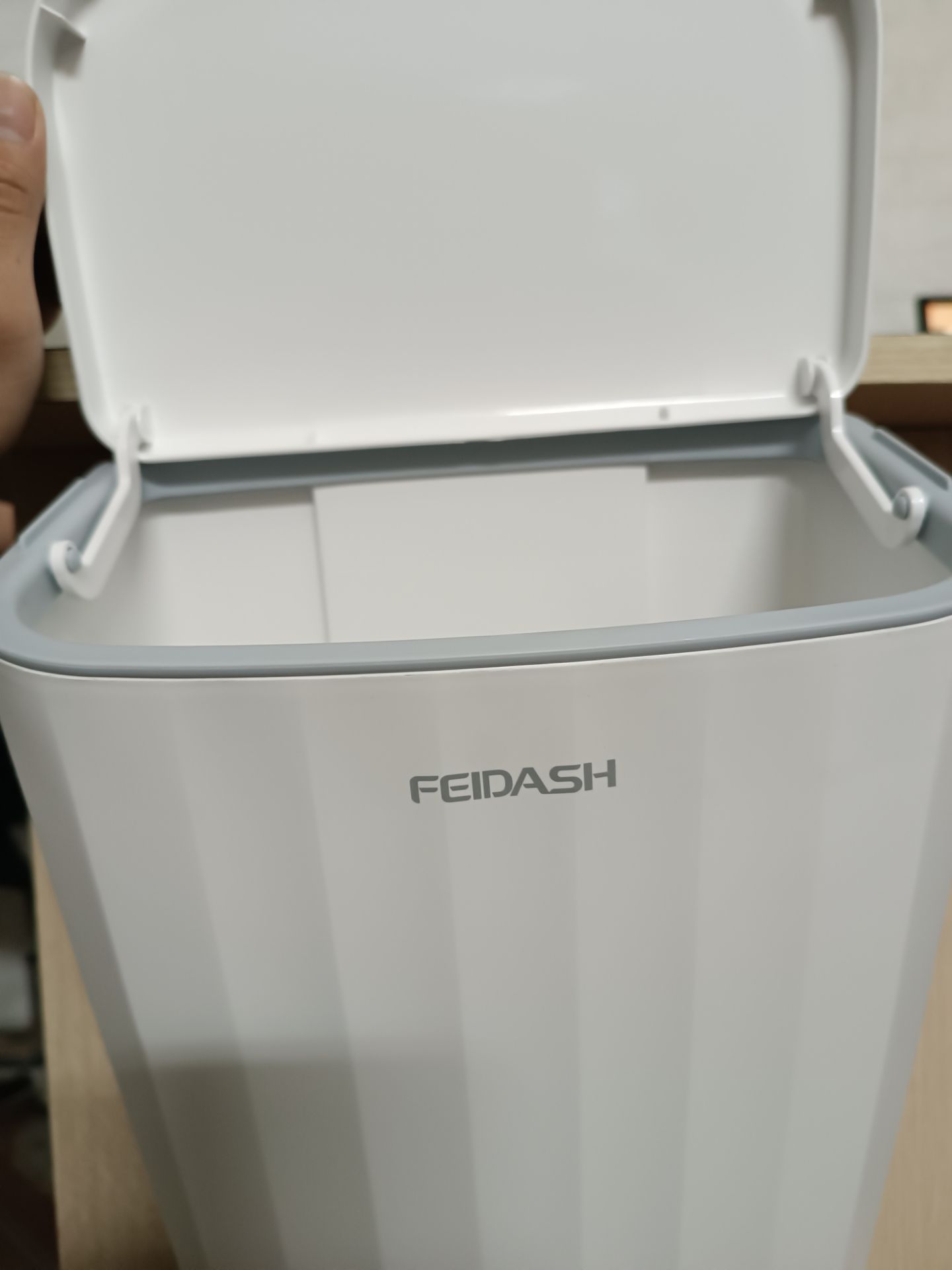 Nhẹ, gọn, từng chi tiết đều có sự sắp xếp khoa học. Rất cần thiết cho gian bếp. Tiện dụng. Cần có ở mỗi nhà bếp. Nhẹ, gọn, từng chi tiết đều có sự sắp xếp khoa học. Rất cần thiết cho gian bếp. Tiện dụng. Cần có ở mỗi nhà bếp.