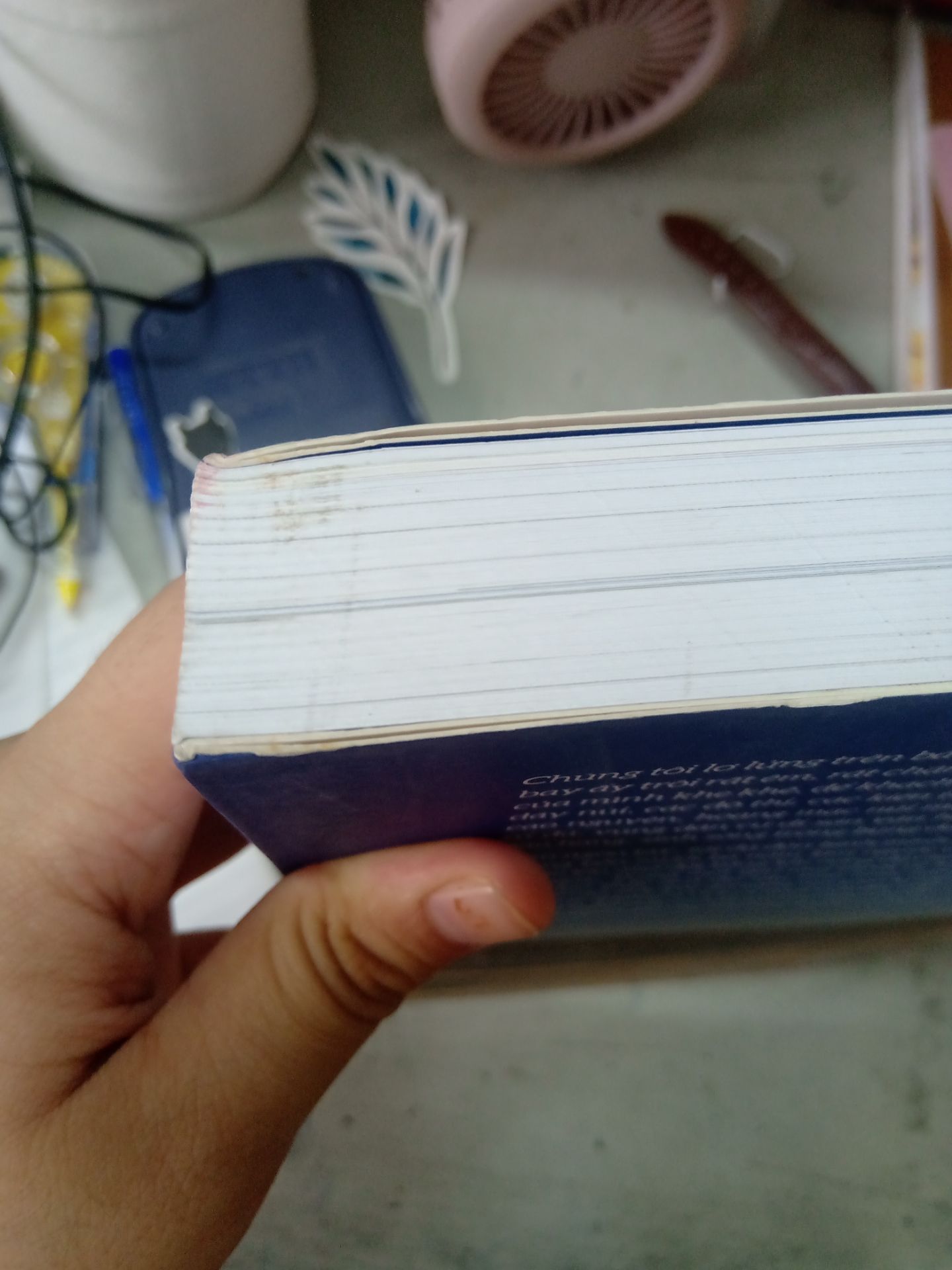 lúc giao đến hộp rách nát, còn bị thủng lỗ?
sách bị bẩn (mốc?) đôi chút