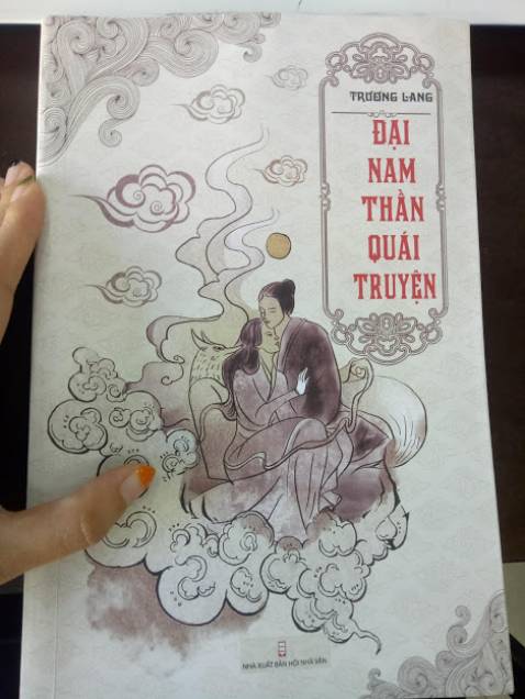 Một tác phẩm không đến nỗi tệ nhưng có quá nhiều điểm làm mất lòng 1 người Việt Nam-1 người yêu sách-1 người đã đọc nhiều loại sách từ trung cổ đến hiện đại-1 người đã đọc rất nhiều tác phẩm thuộc thể loại truyền kỳ ma quái như tôi:
1.Sai về cách dùng từ, văn phong, không đúng với thực tế đất nước ta:
Từ thời phong kiến đến nay, từ đời sống đến văn học, chưa bao giờ dùng từ "các hạ",  "lão phu", " đương kim hoàng  thượng" cả. Mà người nước ta xưng hô giản dị như "ông", "tôi", "anh", "cô"... 
Và những từ "tráng hán", "đại hán" để chỉ 1 người đàn ông cao to nam tính là 1 sai lầm hoàn toàn, cho thấy tác giả chả hiểu biết gì về văn hóa nước nhà, mà chỉ là thấy từ hay thì phang đại. Người TQ gọi những người đàn ông là "hảo hán", hảo nghĩa là tốt, hán là từ chỉ người đàn ông nước Hán nói chung trong thời xưa. Lâu dần, từ "hảo hán" được dùng để chỉ người đàn ông Trung Quốc có nghĩa khí, đáng mặt người TQ. Nói như tác giả, thì chúng ta chính là người TQ à? 
Thế nên, cánh đàn ông đừng bao giờ tự nhận mình là "hảo hán", các anh không bao giờ là hảo hán được đâu, các anh là người Việt mà. Đây là 1 kiến thức rất thâm mà không phải ai cũng biết. Rất mong mọi người nói chung và các cây bút nói riêng để ý đến 1 chút.
2. Gọi thẳng tên Thánh Hưng Đạo Đại Vương là Tuấn, gọi đi gọi lại như vậy, cảm giác rất bất kính.
3. Bóp méo sự thật lịch sử, tưởng tượng quá đà: nếu như những lỗi trên tôi có thể tạm chấp nhận, nhưng lỗi này tôi thấy thật quá đáng lắm. Trong truyện Lý Thúc, nói về tưởng quân Lý Thúc dưới thời Trần Hưng Đạo, nhưng thực tế KHÔNG CÓ NGƯỜI NÀY TRONG LỊCH SỬ. Lại còn chi tiết Hưng Đạo Vương chết rồi bật dậy cười ha hả. Tôi cho là không thể chấp nhận được.
Tác giả cố chen vào 1 số chi tiết cho giống với truyện kể về nước VN ta như thêm 1 số địa danh như Bắc Ninh, Nam Định, Đông Anh... nhưng ngoại trừ điều đó ra, không có chút hơi thở nào của văn học nước nhà.
Nói chung, gọi nó là Trung Quốc đội lốt Đại Nam thần quái truyện thì sẽ đúng hơn.