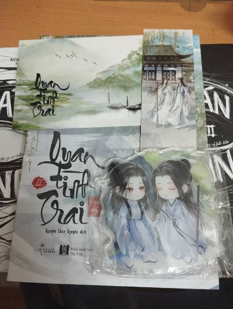 Lần thứ 2 mua tại shop nhưng chắc do mình đặt giao trong 2h nên là shop hơi vội. Bìa áo mềm ngoài thì như hình bị móp ở trên một chút, lớp bọc cũng bị rách. Nhưng may là bên trong vẫn ổn, sản phẩm đầy đủ sẽ còn ghép shop.