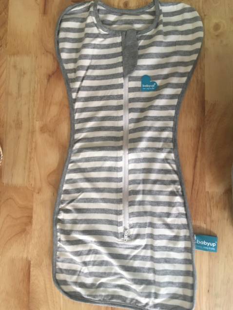 Shop đóng gói đẹp, sang và lịch sự. Mình mua tặng cho con của bạn để nguyên hộp tặng luôn k cần phải gói lại. 
Chũn chất lượng, giá cả phải chăng. Vải mềm mát và co giãn tốt ạ. Sản phẩm mua ở Tiki là yên tâm nhất.