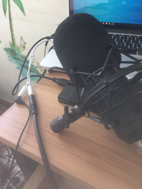 Giao hành nhanh, sản phẩm đóng gói cẩn thận. 
Tuy nhiên khi mình cắm vào máy tính thì chỉ dùng được cổng Sound, còn cổng mic thì không có tác dụng. 
Mình cắm micro vào và kiểm tra với phần mềm ghi âm Audacity.