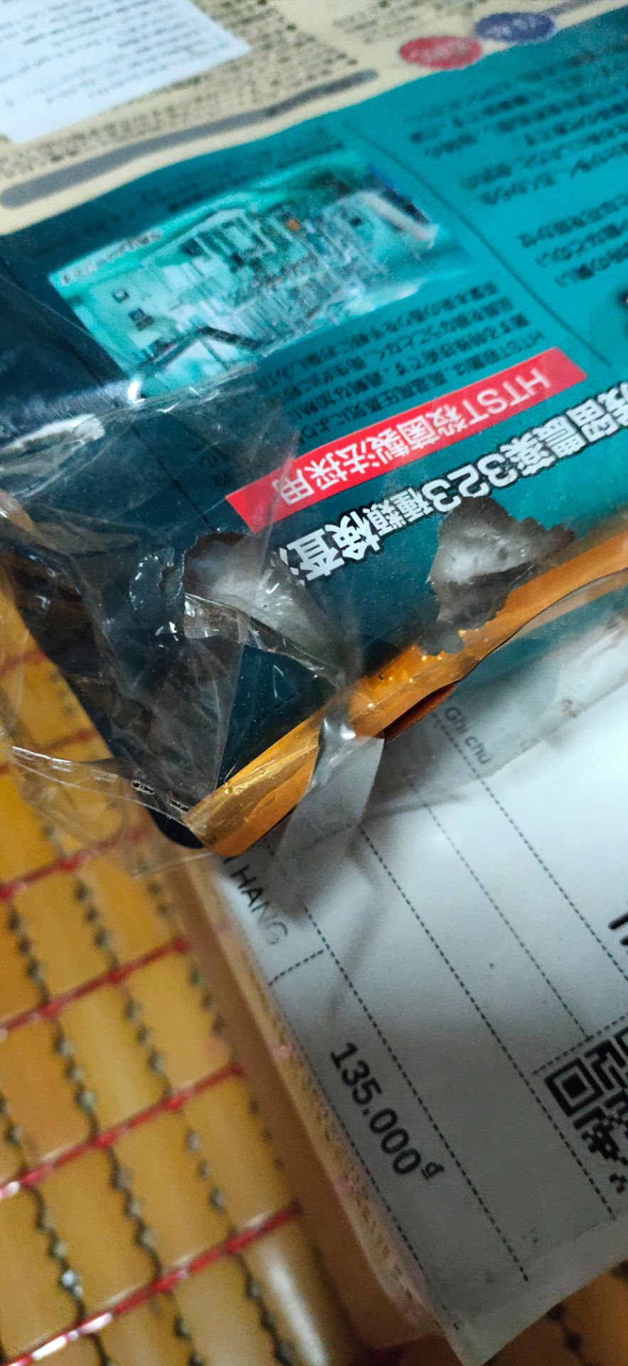 sản phẩm giao hàng hộp ngoài còn nguyên nhưng hàng bên trong bị chuột cắn lủng đổ cả trà ra ngoài mà vẫn đóng gói cho khách, tiki làm ăn cẩu thả quá,  nhà mình có đám tang ko kiểm hàng khi nhận được, sau đó kiểm thấy bị chuột cắn liên hệ thì nói ko hỗ trơ do quá 48 tiếng. tiki nên xem lại cáchblafm việc của mình, hàng bị hỏng mà vẫn đóng gới giao vho khách. thất vọng