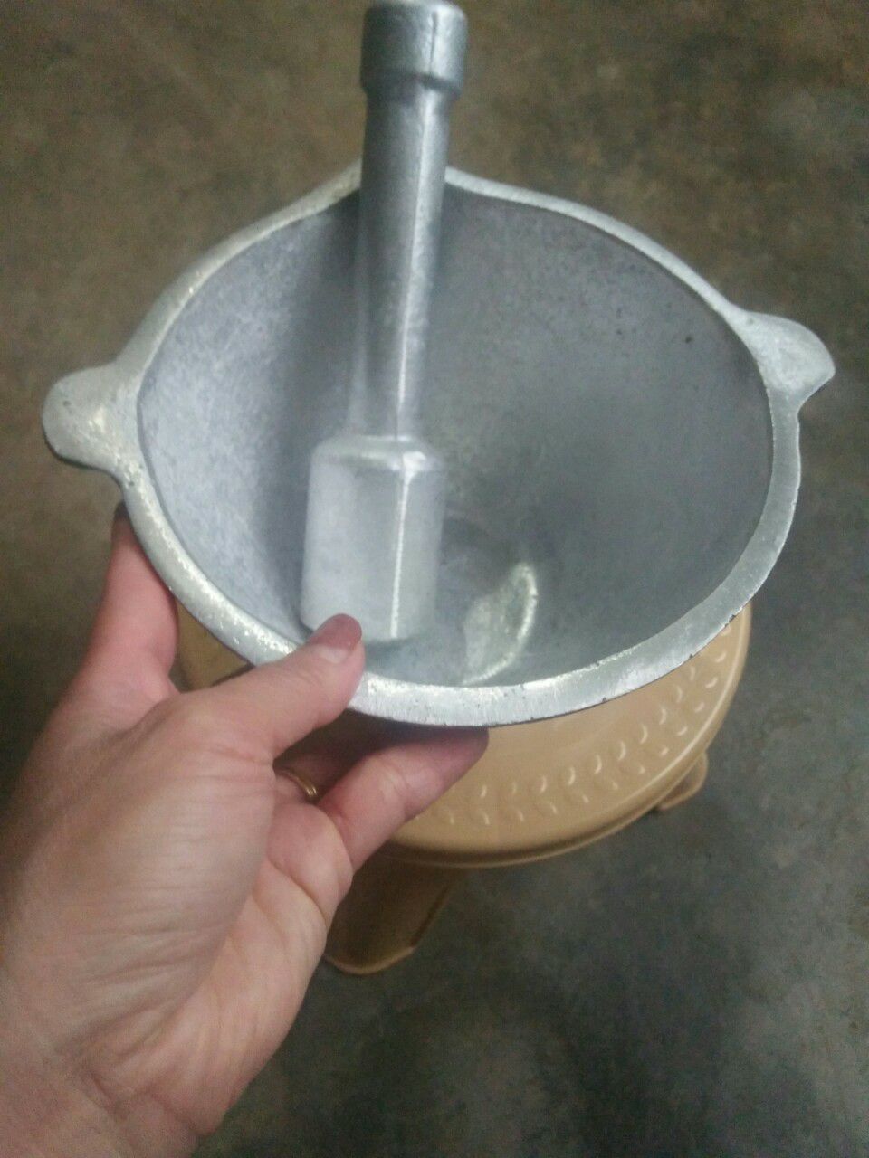 mình khá là ưng sp này ,gang sáng bóng,chày đầm tay ,giã sướng tay lắm,bữa nào sale mình sẽ mua thêm 1 bộ nữa ,thanks shop và tiki nha