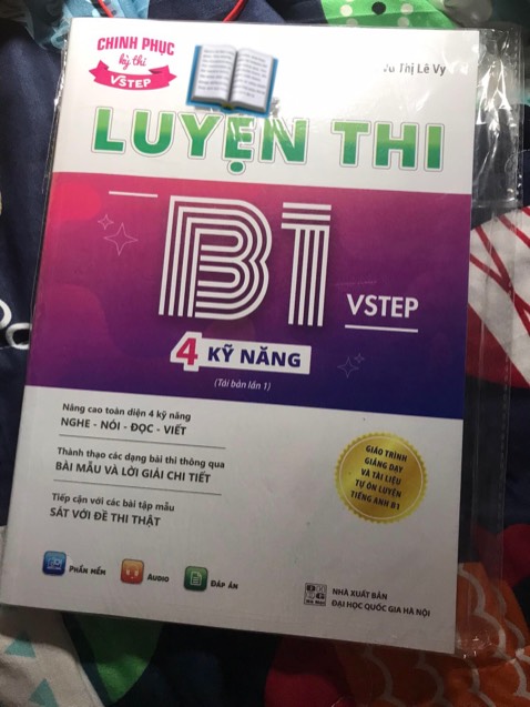 Shipper dễ thương, nói chuyện nhỏ nhẹ, giao hàng nhanh và đúng hạn. Đóng gói cẩn thận, sách về đến tay không bị móp méo. Sách hướng dẫn chi tiết, dễ hiểu. Mình không ôn ở trung tâm tự mua sách về ôn, hi vọng sẽ đậu ☺️