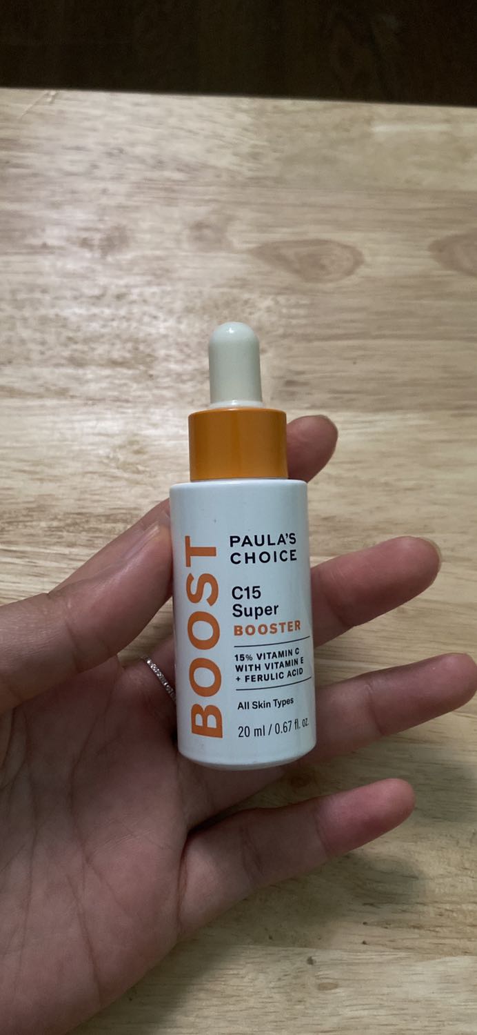 Đọc comment thấy nhiều người bảo mua về lọ serum bị kênh nắp nên bị oxi hoá vàng rồi mà mình vẫn cố mua, nghĩ chắc mình may không bị đâu. Vậy mà cuối cùng mua về bị thật. Lọ serum kênh nắp, serum vàng hết cả rồi. Dù biết dùng không có tác dụng mà có khi còn làm bít tắc lcl mà tiếc tiền nên vẫn cố dùng huhu