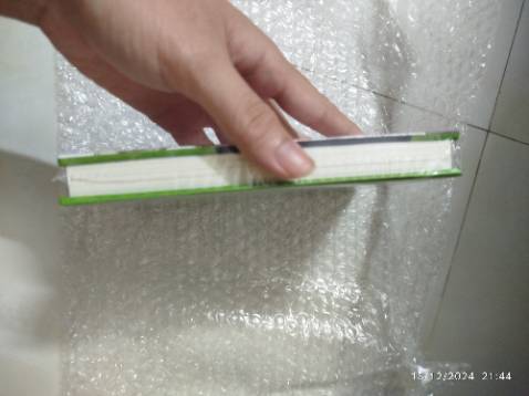 Bìa cứng cầm chắc tay, đẹp, thiết kế ổn :3
Lâu ko đặt trên Tiki mà chất lượng hàng hoá rất tốt :3
Quà tặng kèm ko thấy ở bên ngoài nên mong là bên trong vẫn đủ :v