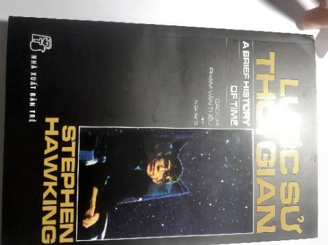 Sách mới, giấy tốt, nội dung thì chưa đọc nên không biết thế nào (mới mua). Nhưng sách của Hawking  chắc là sẽ hay lắm. Cuốn "vũ trụ trong vỏ hạt dẻ" mình mua thì còn mới tinh luôn, có bọc sách kỹ lưỡng. Nhưng còn cuốn "lược sử thời gian" thì có nếp nhăn và vài vết xước ngoài bìa, có thể là do vận chuyển, lấy hàng, hay là bảo quản sách, mà giấy bên trong vẫn còn rất mới nên mình tháy không vấn đề gì. Xem thử thì sách có hình minh họa, cuốn "vũ trụ trong vỏ hạt dẻ" thì có mấy trang minh họa màu luôn.