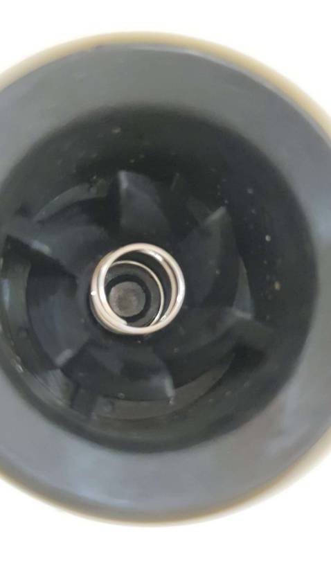 Máy xay thịt mà cấu tạo thì dễ dắt đồ ăn vào. Xay tiêu còn dính đầy vào trong lõi máy, xay thịt thì thôi khỏi nói, ngồi lấy tăm mà cạy luôn. HDSD bảo không cho rửa nước phần lõi, giờ xay thịt sống mà không rửa thì lấy gì sạch. Tích ở đó ăn vô sau k bệnh cũng ngộ độc thực phẩm. Ngồi lấy tăm cạy hay lấy khăn lau cả tiếng chưa chắc hết vụn thịt trong lõi nữa là.

Báo tiki trả hàng hoàn tiền thì Tiki không chịu, bảo hàng qua sử dụng không hỗ trợ đổi. Không xài mà biết nó bị thế thì còn lâu mới mua, mua về mới biết chứ k ai biết nó bị như này từ đầu. 

Đã thế Tiki còn xúi dại khách hàng tháo ra rửa nước. Nó kẹt ở trong phần lõi máy để cắm dao xay, coi như dính liền với thân máy và hệ thống điện tử bên trong. Tới hãng còn không cho tiếp xúc với nước mà bây giờ Tiki kêu rửa nước? Rồi rửa xong nó vào nước hư luôn, thế là từ chối bảo hành vì lí do vào nước à? 

Nói thẳng ra cái máy này tệ ở cái cấu tạo lõi gắn lưỡi dao xay, không thể nào cứu vãn cũng như thay đổi được. Mn không nên mua về, thà bỏ thêm tiền mua cái khác còn hơn. Gặp tiki đã không xử lý còn xúi bậy rửa cho vô nước.