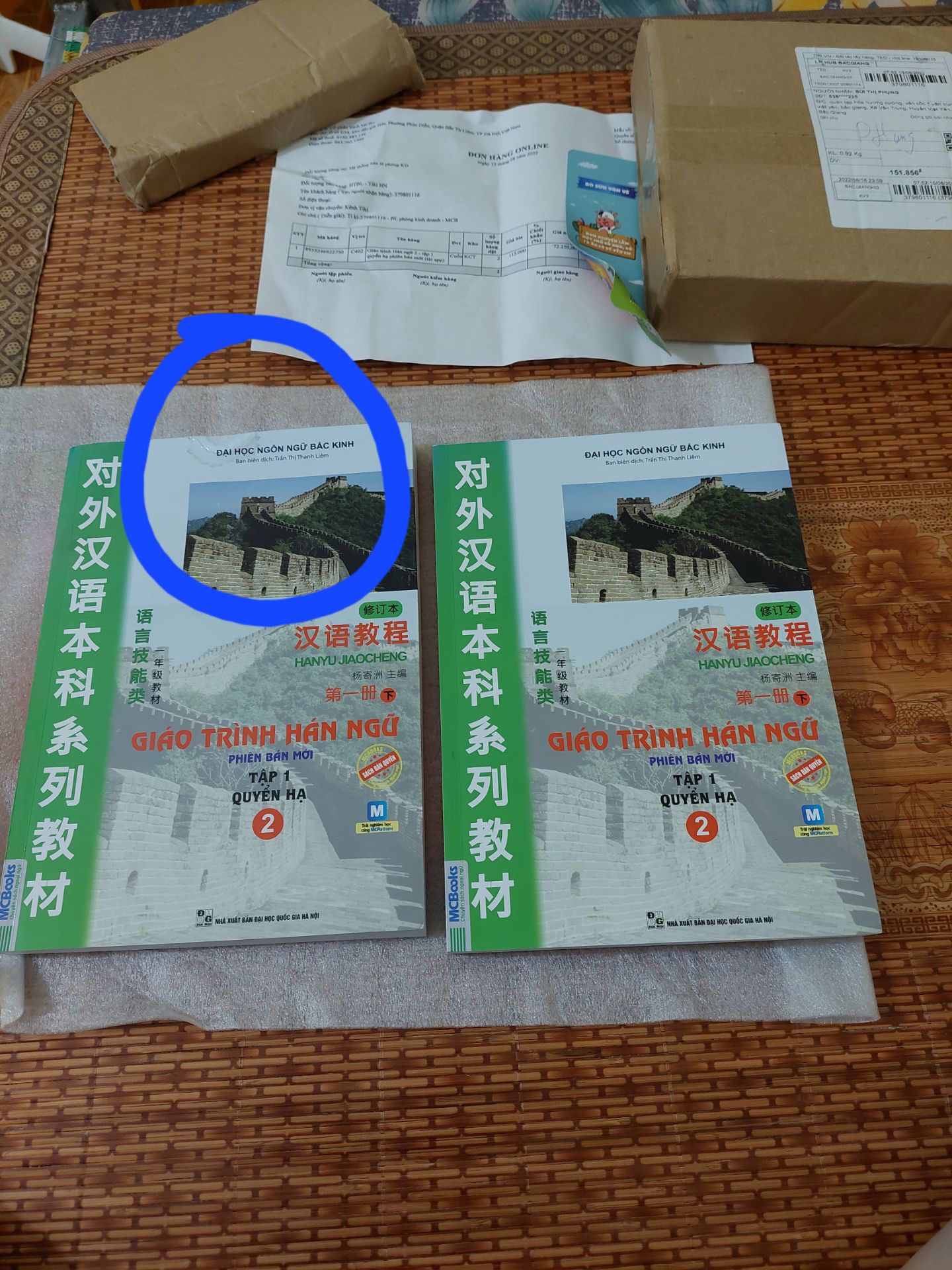 sách bị hỏng, cái này nhìn là biết nó bị hỏng và cố tình bọc vào chứ k phải lỗi do bên giao hàng . mong shop lầ sau chú ý hơn khi gửi sách đi .