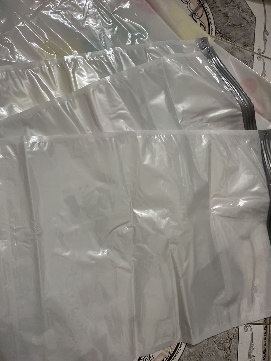 Mình mua 1 set, mà 1 túi lớn bị rách, 3 túi nhỏ thì chỉ là túi zip k có lỗ để hút chân không ...