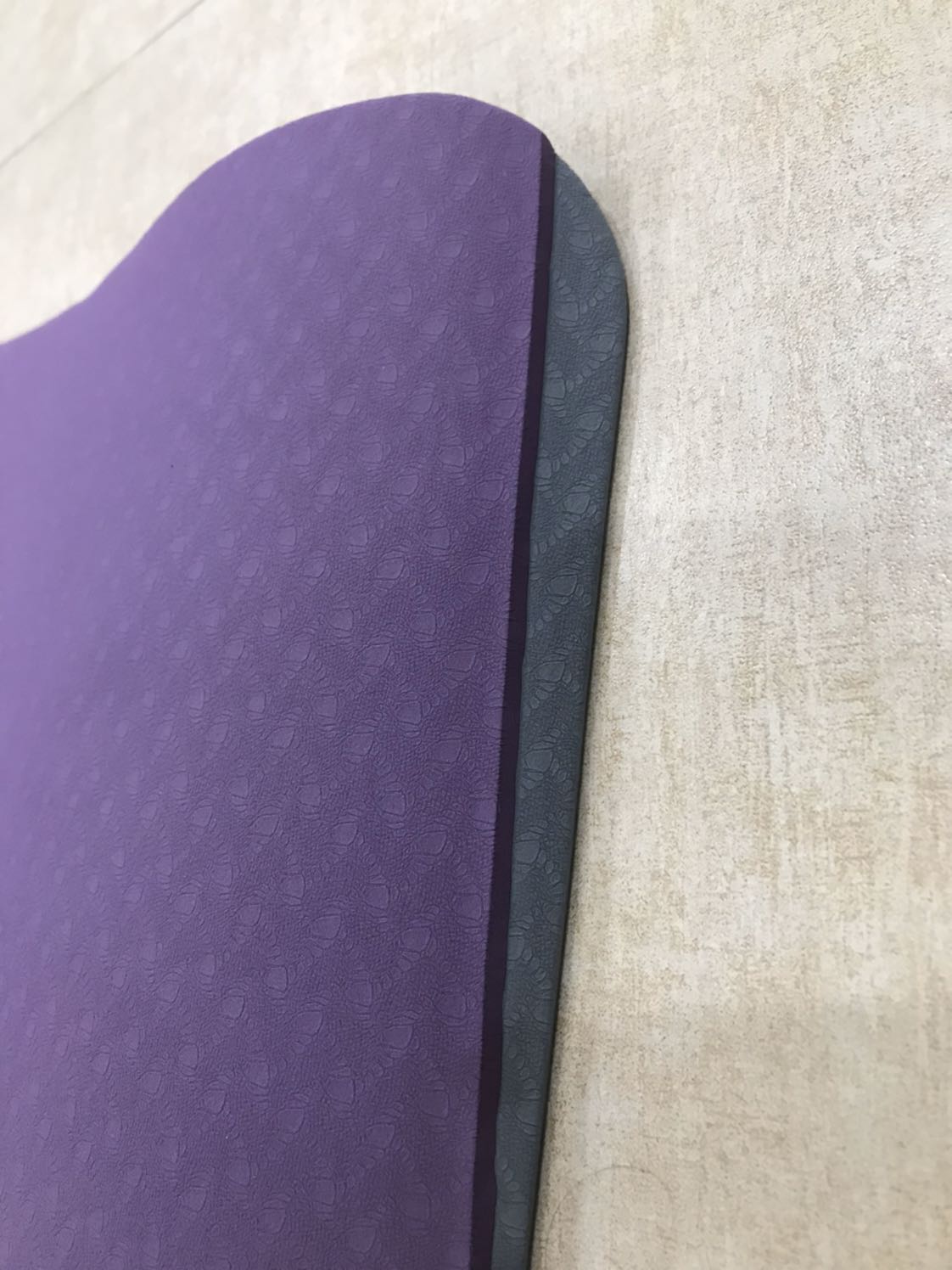 Lần đầu mua thì nhận được thảm rất ưng ý, mua tiếp tấm nữa cho người nhà cùng tập thì lại gặp sản phẩm lỗi:
- Hai lớp thảm không khớp nhau (xem ảnh)
- Trên thảm còn có vệt ố không hiểu là vì sao (xem ảnh)
- Cảm giác thảm khá cũ, xỉn màu (phải nhìn trực tiếp mới thấy rõ được)
Cho 2 sao vì Tiki giao hàng nhanh, nhưng chất lượng sản phẩm thì cần phải xem lại!