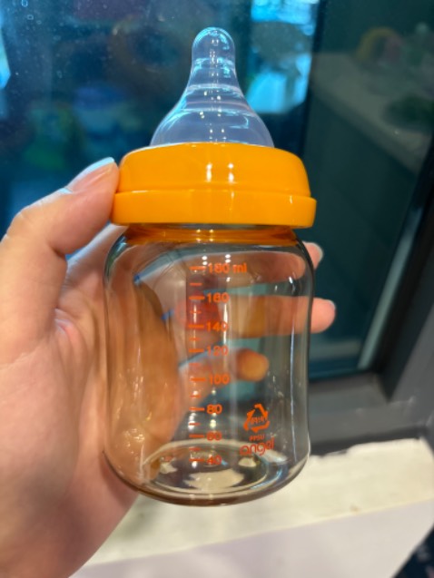 M mua loai 180ml PPSU. Bình đẹp xinh, núm ti rất mềm, vạch chia rõ ràng. Thân bình cầm rất thích, cảm giác cứng cáp, so với loại pp thì thích hơn, đẹp hơn. Đáy bình hình oval nhé k phải tròn, giữa thân bình lại uốn cong rất dễ cầm. cầm vừa tay, k bị to đâu, mới đầu cứ sợ loại cổ rộng thì bình to quá mà vừa xinh. Tay cầm thực tế cũng đẹp, có thể tháo rời rất tiện, m mua còn được tặng nắp đạy bình. Nói chung rất ưng.