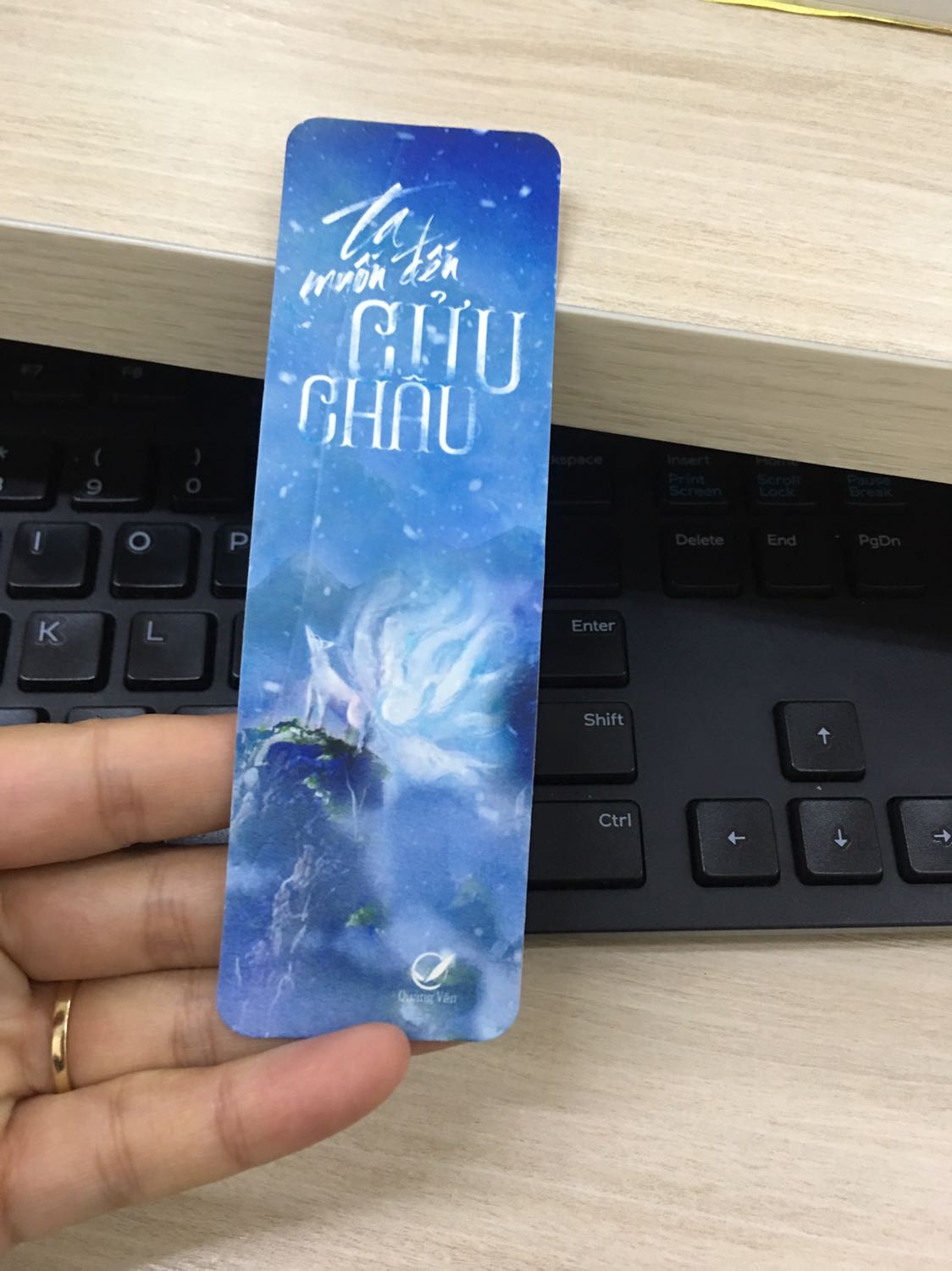 Tôi đánh giá thấp dịch vụ của các bạn.
1. Nhận dc hộp sách bẹp dúm, phần hộp bị rách. Tôi đã định cho qua vì thông cảm cho vận chuyển, hơn nữa đây cũng ko phải hàng dễ bể nên tôi thử mở bên trong ra xem thế nào nhưng bên trong cũng rách bươm phần bao bì. May mà sách ko sao. 
2. Nội dung thì để là "Tặng 3 bookmark như hình ngẫu nhiên". Tôi thì thấy ngẫu nhiên thật, nhưng nó KO NHƯ HÌNH! Và rêu rao là tặng 3 nhưng thực chất chỉ có 1!!!
Vậy các bạn đăng tặng làm gì khi ko tặng đúng cái mình đăng? Thà là ko tặng thì người mua hàng như tôi còn đỡ bực. 
Mong Tiki xem lại đối tác.