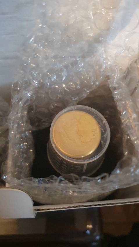 Shop nên lấy bằng dính dán quanh nắp chai, chứ do vận chuyển nên thuốc của mình bị rỉ ra ướt cốc đong bên trên. Thuốc date xa, đến 2024