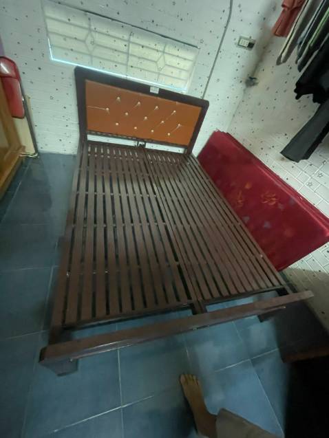 Giường rất đẹp, sắt dày dặn, chắc chắn, mê lắm ạ