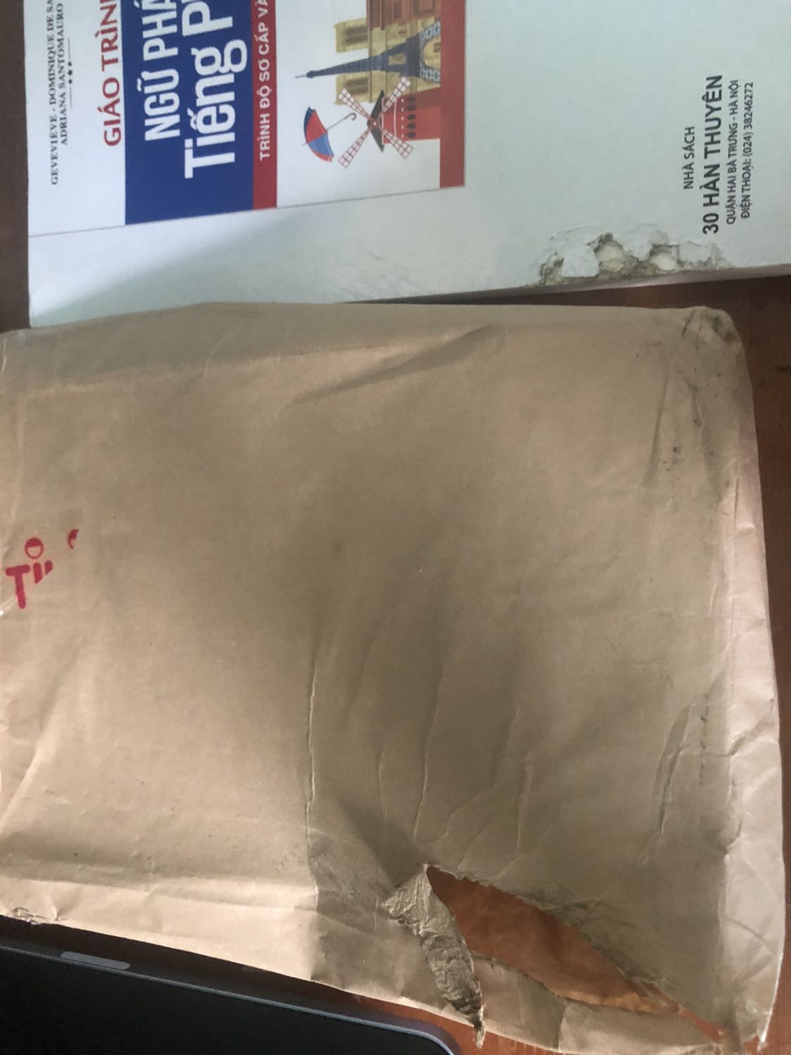 Mình đặt mua 3 cuốn thì có 1 cuốn bị lỗi vận chuyển, 2 cuốn còn lại thì đóng hơi bị sơ sài