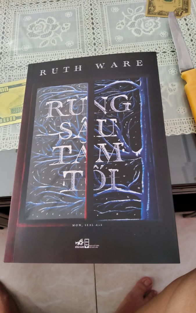 Sau cuốn Cô gái trong cabin số 10,cuốn này chắc cũng sẽ hấp dẫn như vậy,truyện trinh thám,tâm lý có pha chút hồi hộp,bí ẩn. đáng mua.
giao hành nhanh,nhân viên giao hàng của Tiki vui vẻ,nhiệt tình,cẩn thận lắm.