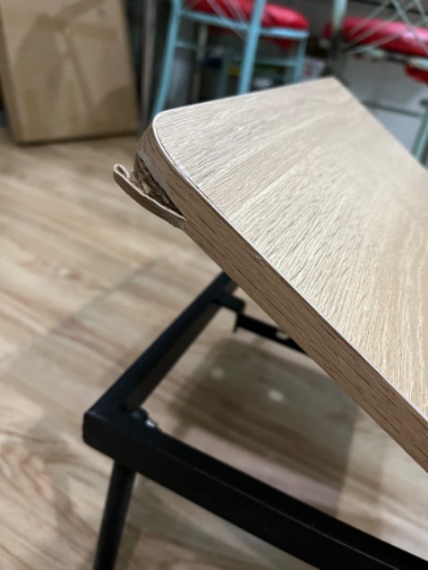 Sản phẩm chỉ được gói trong 1 chiếc hộp giấy sơ sài
Góc bàn bị bong tróc và rớt mùn cưa