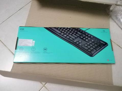 Cực kì hài lòng, nên phải lên đây viết luôn nhận xét dành cho anh em. 
Về giao hàng thì mình đặt hôm chủ nhật thì sáng thứ hai đã có ngay luôn, nói chung là tốc độ giao hàng của TIKI luôn làm mình ấn tượng. Bàn phím được bọc kĩ lưỡng, đóng gói cẩn thận và bao bì đẹp - đúng chuẩn của Logitech. Về chất lượng thì mình có gõ thử thấy độ phản hồi của bàn phím cực tốt, hành trình phím tốt, phù hợp cho những người thích dùng để gõ văn bản như mình (xài bàn phím laptop thì sợ hư sớm mất : ))) ), còn chơi game mình nghĩ cũng khá ổn. Khuyên các anh em nào muốn mua bàn phím để sử dụng thì nên canh ngay đợt giảm để có giá tốt - mình mua được chỉ khoảng 150k tính cả ship. Chắc chắn sẽ giới thiệu cho bạn bè.