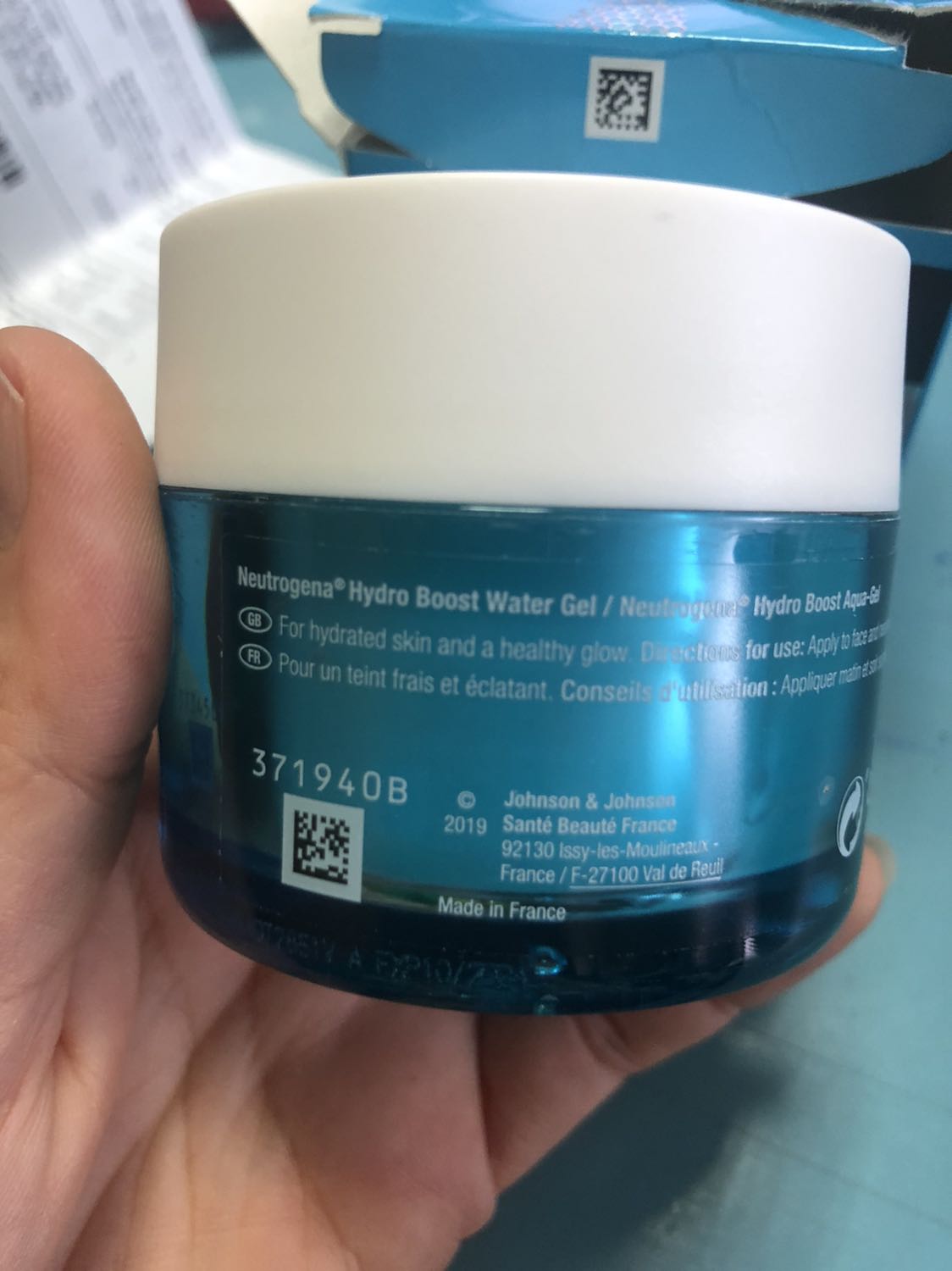 Nhận hàng xong bóc ra thì thấy cạnh nắp có vết băng keo không biết có phai đã bị bóc ra rồi không nữa, vì chót làm rách vỏ hộp và không quay lại video nên không liên hệ dể đổi trả nữa