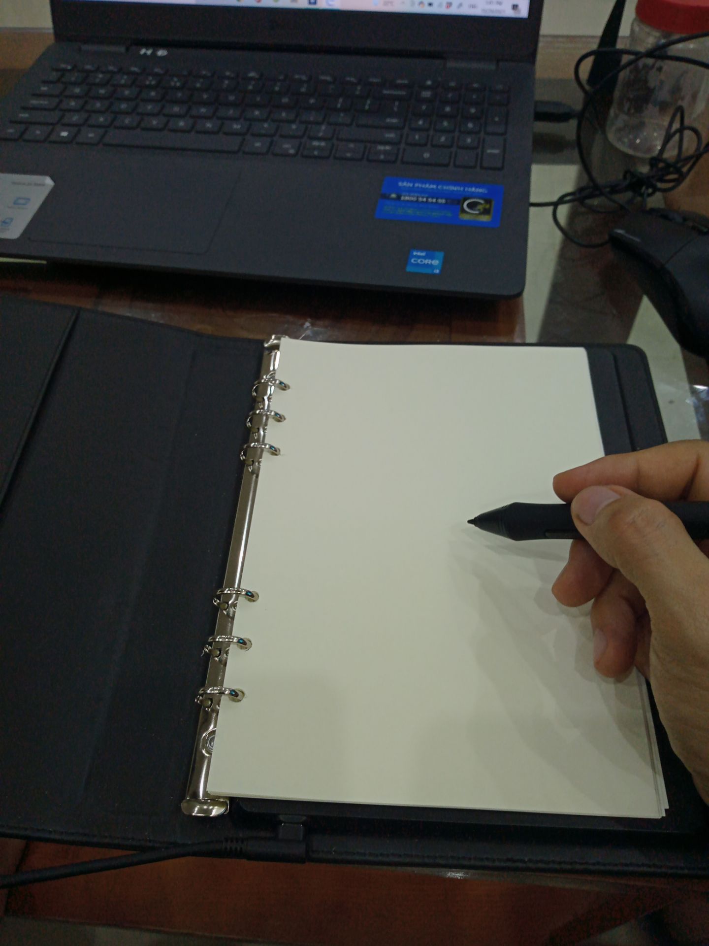 thiết kế đẹp mắt, dễ sử dụng, thích hợp cho dạy online và học vẽ. giao hàng nhanh đúng lúc mình đang rất cần. thanks