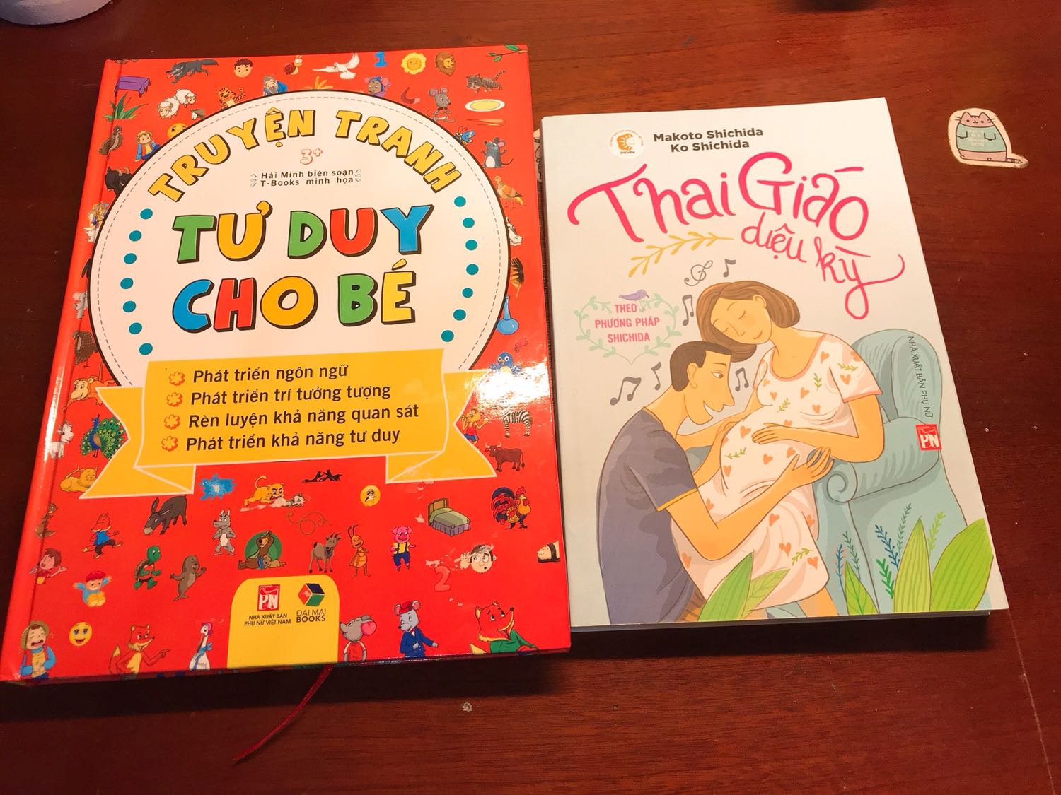 Sách rất hay và hữu ích. Bên ngoài là bìa cứng, bên trong là giấy màu nhưng là loại như giấy A4 nên sẽ dễ rách nếu con mạnh tay ?
Nội dung đơn giản dễ hiểu, có nhiều hình ảnh minh hoạ khá dễ thương, sách có tổng 15 truyện nha.
Tiki giao hàng nhanh, đúng hẹn, sách thì mới tinh.
Tặng Tiki 5 ⭐️ nhé!