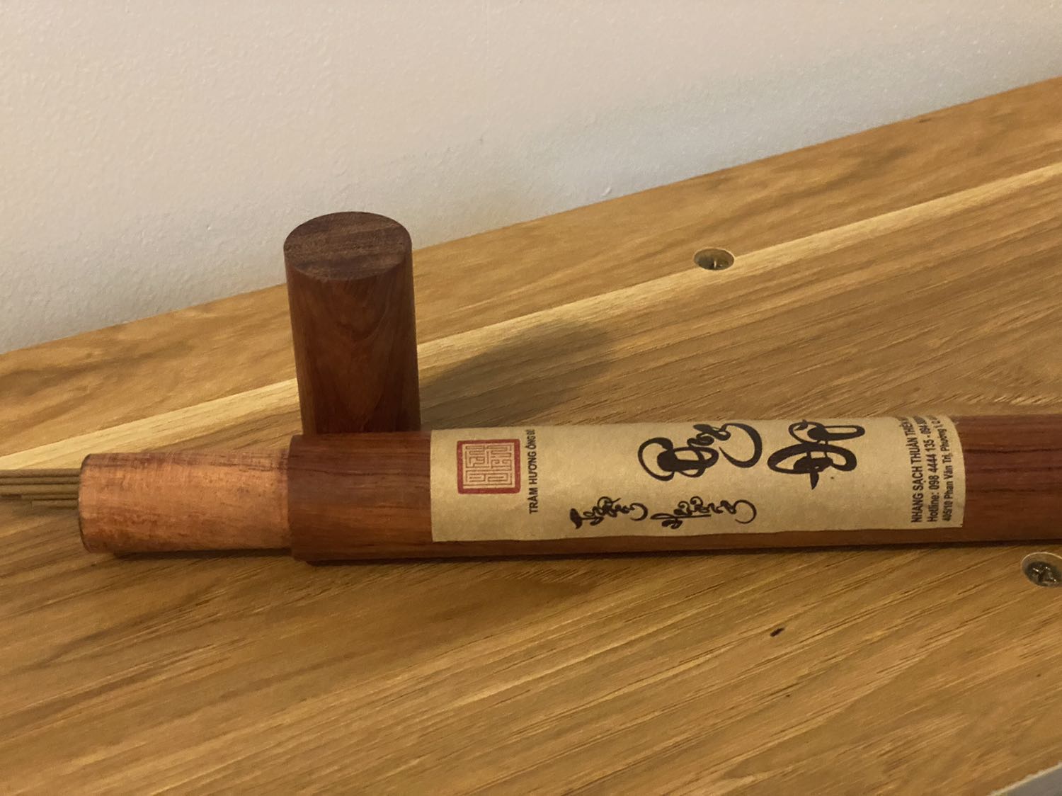 Nhang thơm cực kì
Không bị tắt giữa chừng
Để trong phòng máy lạnh rất thơm mà còn lưu hương lâu nữa.
Shop đựng trong hộp gỗ rất sang trọng.
Sản phẩm nên mua