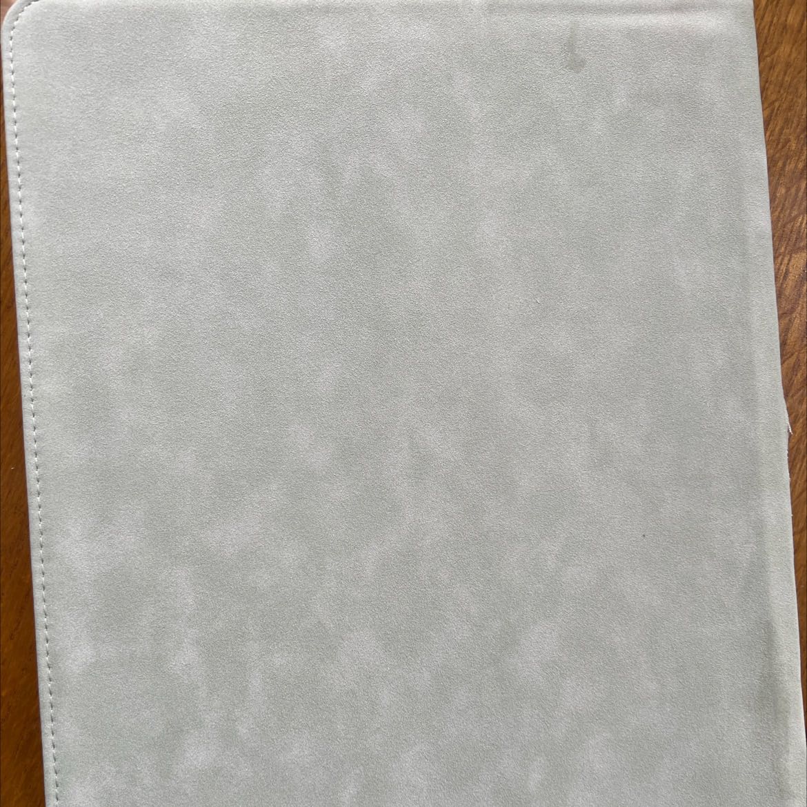 Màu sp ko giống, chất liệu da cứng.