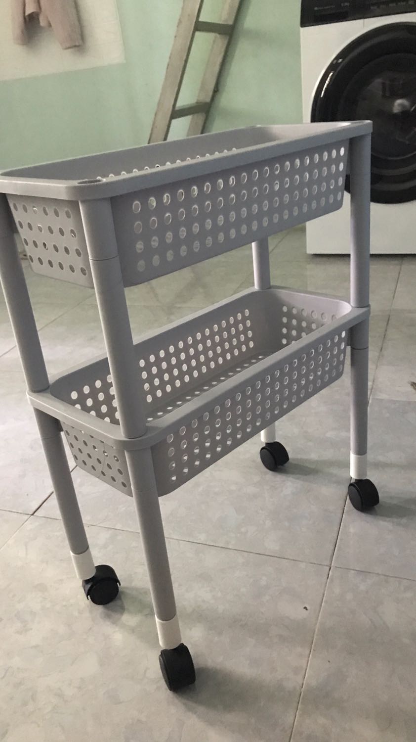 Kệ chắc chắn, tầng trên cùng của kệ mỏng nên không để được đồ nặng, các tầng còn lại ok, 
do dịch shop giao hàng hơi lâu, nhưng đóng gói kỹ, shipper nhiệt tình. Mua được giá sale 160k…ổn, sẽ tiếp tục ủng hộ shop