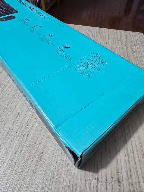 Mặc dù được gói trong 7 7 49 lớp nilon nhưng mở ra vẫn thấy hộp bị méo, rách góc như hình. Mới dùng thì có hiện tượng kẹt phím, sau một ngày thấy ổn. Dùng rất êm, không đau đầu ngón tay. Cho 5 sao, đúng ra là 4.5 sao.