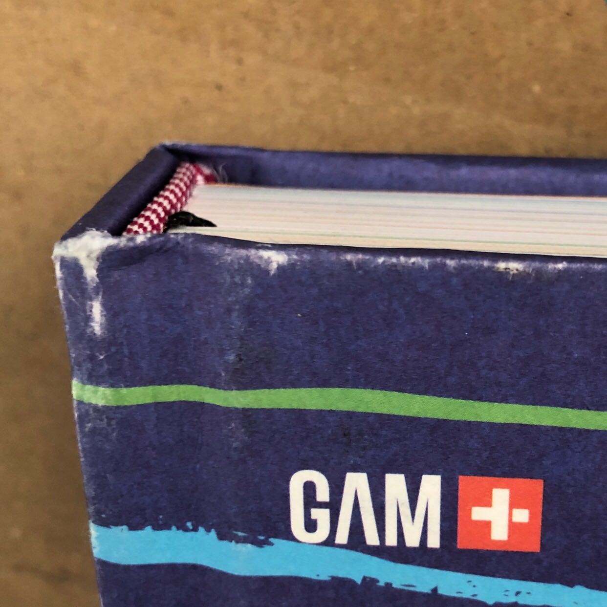 Bìa sách hơi nhạt và các góc hơi lỗi tí nhưng bên trong nội dung, hình ảnh minh hoạ rõ ràng.