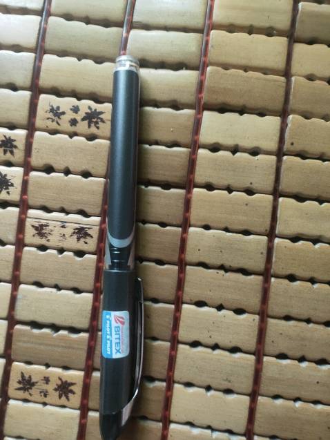 Bút ngoại hình đẹp,viết êm,viết cực sướng...