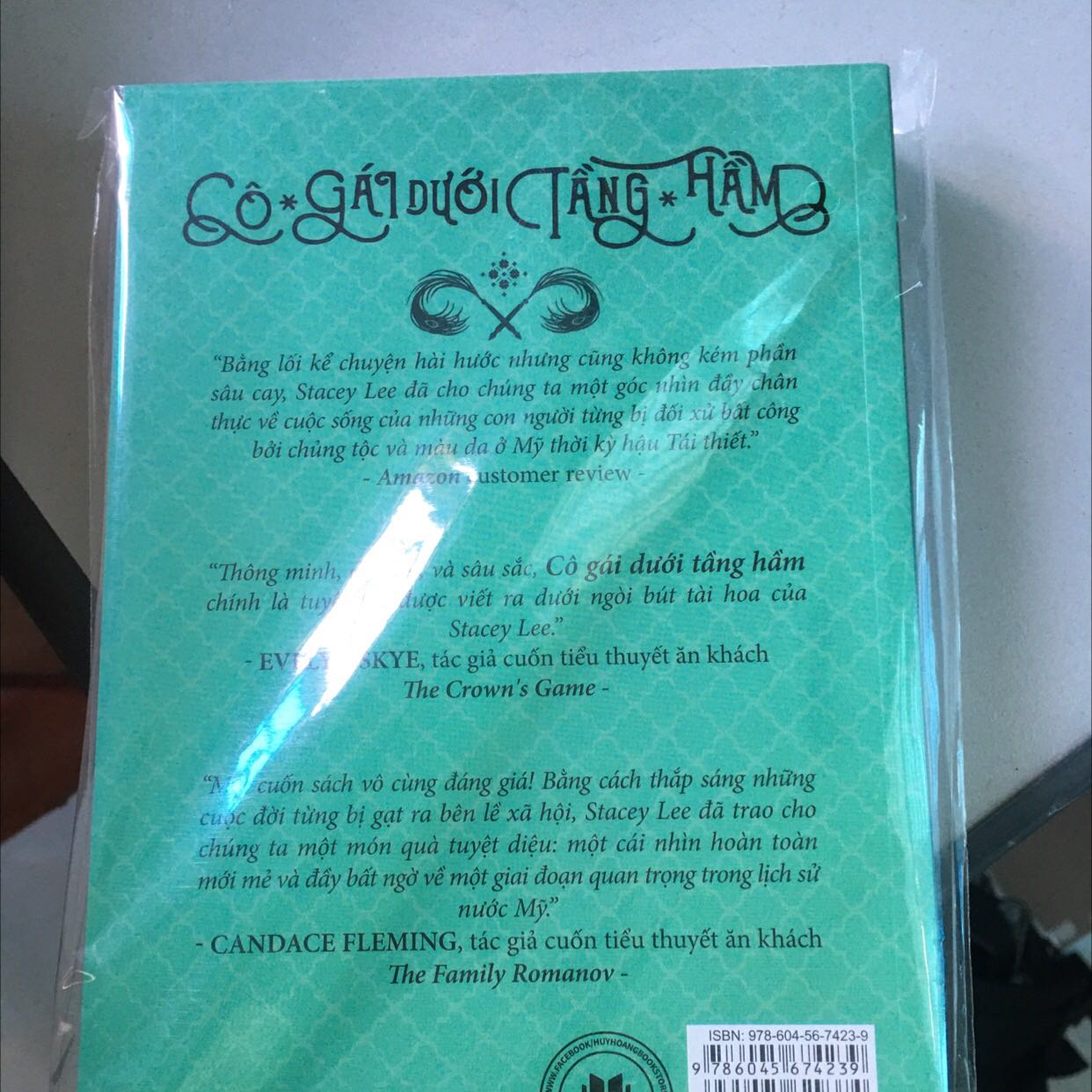 Giao hàng nhanh, mình mua lúc sale 50% thì phải. Đóng gói không cẩn thận lắm nhưng may sách vẫn ổn. Chưa đọc nên ko biết hay ko, sẽ quay lại rv sau nhé ạ
