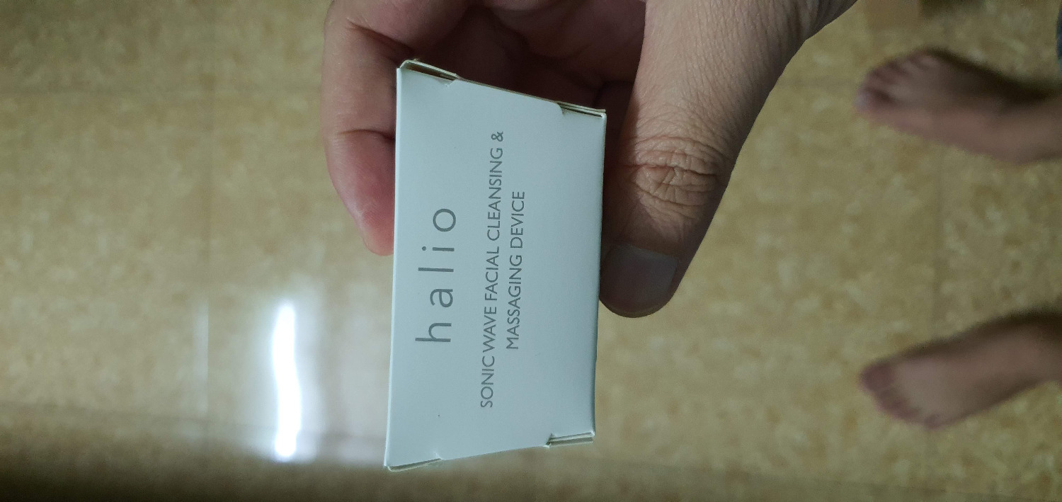 Mình đặt mua sản phẩm này mặc dù đã đọc bài viết 1* nói về chính sách hậu mãi trước đó. Mình đã hi vọng mình không đen như người mua trước nhưng rốt cuộc mình cũng rơi vào tình cảnh của bạn ấy.
Máy rửa mặt hoạt động bình thường trước khi sạc lần đầu tiên. Sau một thời gian sử dụng, máy hết pin, mình sạc pin và máy bắt đầu gặp trục trặc: đang dùng thì tự động dừng lại, bấm nút nhiều lần không lên, đang yên đang lành máy lại rung đột ngột. Mình không rõ nguyên nhân vì sao nên có liên hệ lại với CS của Tiki và câu chuyện diễn ra như sau:
14/05: mình thông báo cho CS bên Tiki, bạn nữ xác nhận sẽ bảo hành cho mình và hẹn sau 1-3 ngày sẽ đến nhận máy từ chỗ mình.
18/05: mình sốt ruột, gọi lại cho CS và bạn nữ khác khuyên mình cố chờ hết ngày 19 vì được hẹn sau 1-3 ngày và không tính ngày nghỉ (cái này là lỗi của mình, do nóng vội nên gọi lại cho CS vô cớ).
20/05: máy vẫn chưa có ai đến nhận. Chiều hôm này, mình gọi lại cho CS bên Tiki, một bạn nữ khác báo sẽ hối đơn vị vận chuyển chóng đến lấy máy. Sau khoảng 1h, có một số máy lạ báo là nhân viên Tiki, gọi điện hẹn mình sáng 21 sẽ đến lấy máy. Okay, mình không muốn làm khó ai nên đồng ý với lời hẹn này.
Chiều 21/05: lời hẹn từ hôm trước vẫn bặt vô âm tín. Mình gọi điện lại cho số máy lạ kia để hỏi và sau vài câu trao đổi ngắn ngủi, bạn ấy trình bày: "Hôm nay em bận lắm, mai em qua" rồi cúp máy luôn, không kịp cho mình định thần. Mình gọi điện lại cho CS bên Tiki, một bạn nữ khác lại hẹn với mình sẽ hối lại đơn vị vận chuyển sớm đến lấy máy chỗ mình.
23/05: mình chưa liên lạc lại cho Tiki 1 lần nào nữa và Tiki cũng chưa liên lạc lại nói về việc sẽ làm gì tiếp. Có lẽ mình chậm hiểu định nghĩa của "bảo hành" là gì.
Mình hoàn toàn thất vọng về chính sách hậu mãi của Tiki. Một lời khuyên cho các bạn nếu mua đồ trên Tiki: tránh mua những đồ có thể phải đi bảo hành mà không biết bảo hành ở đâu. Tiki sẽ hành cho bạn biết thế nào là bảo hành luôn.