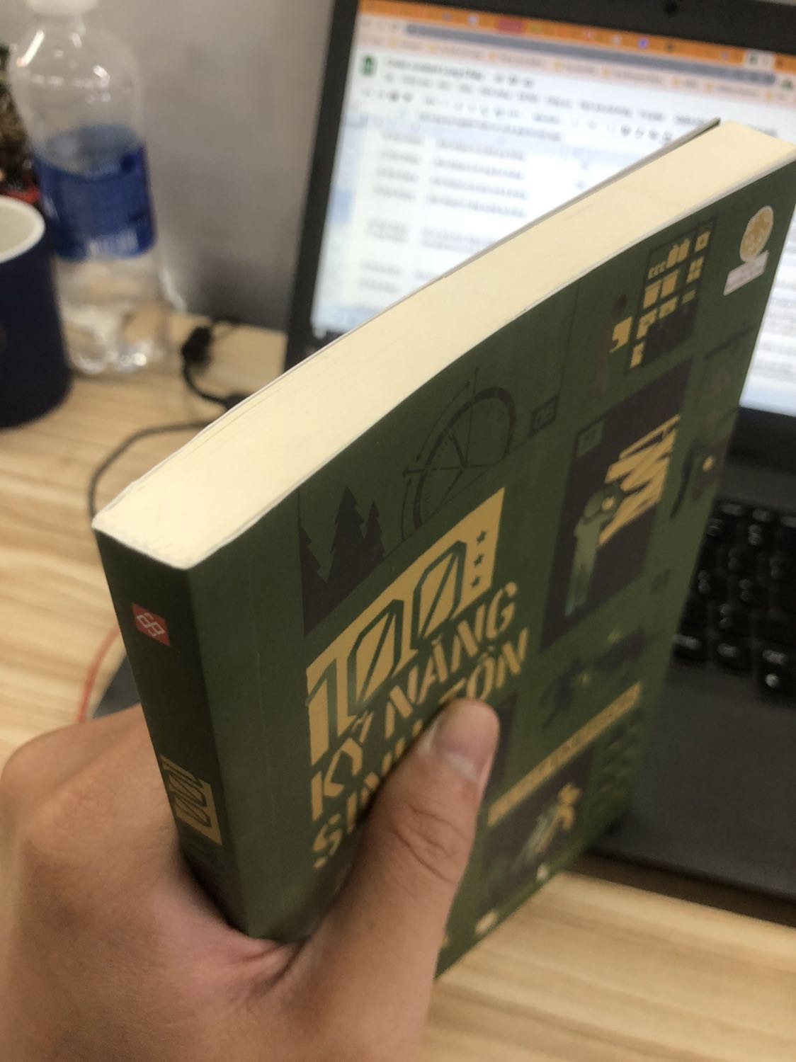 Sách giao nhanh lắm nha mọi người. Sách cực đẹp, không rách bìa, mòn gốc gì cả. Chưa đọc nên chưa biết hay hay không nhưng bao bì thì rất oke r. 5 sao nhé!